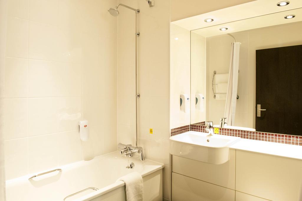 Premier Inn Oldham - Broadway Екстериор снимка