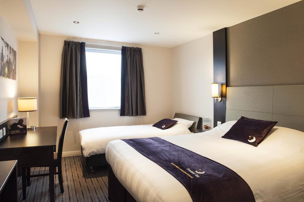 Premier Inn Oldham - Broadway Екстериор снимка