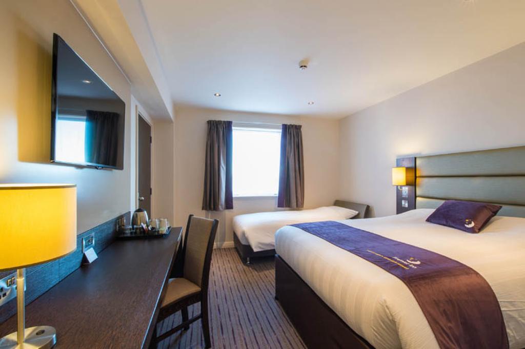 Premier Inn Oldham - Broadway Екстериор снимка