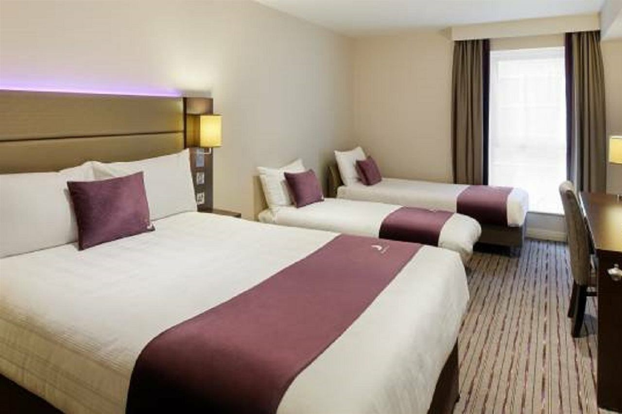 Premier Inn Oldham - Broadway Екстериор снимка