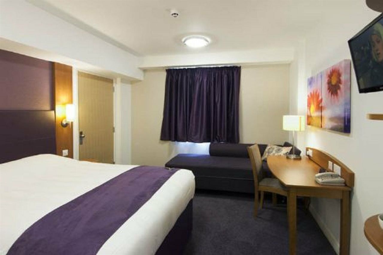 Premier Inn Oldham - Broadway Екстериор снимка
